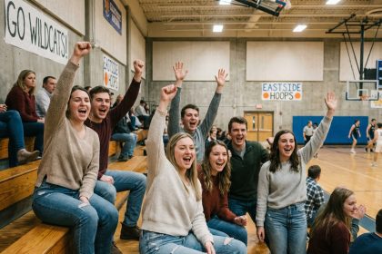 Groupe d'amis dans les gradins lors d'un match de basketball