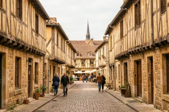 Rue médiévale du centre historique de Bergerac avec maisons à colombages et pavés en Dordogne