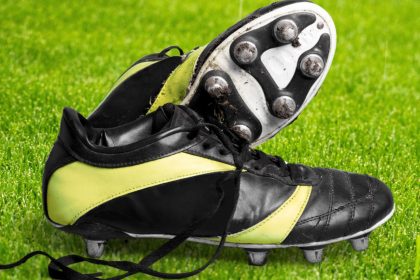Crampons de rugby ou de foot : ce qui change vraiment selon le sport et le poste