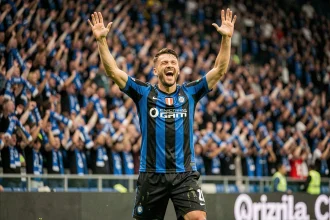 Joueur de l'Inter de Milan célébrant un but en Ligue des Champions dans un stade plein à craquer