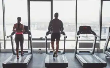 personnes à la salle de sport