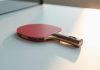Raquette de tennis de table professionnelle sur fond blanc