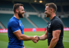 Deux joueurs de rugby se serrent la main après un match