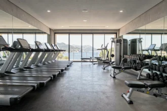 Vue panoramique d'une salle de sport moderne dans les Alpes-Maritimes avec équipements de fitness
